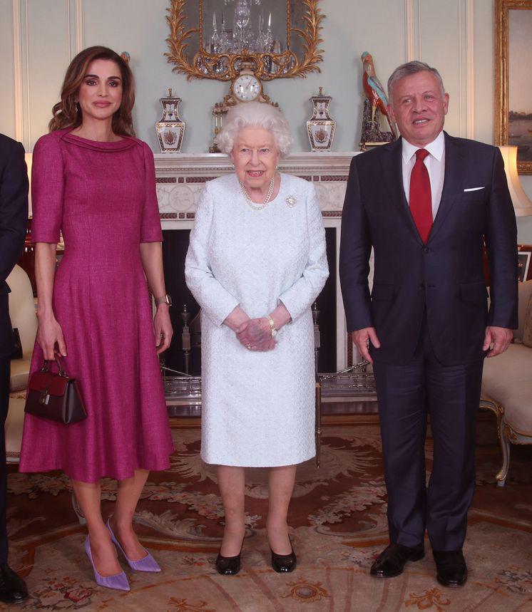$!La reina Isabel junto a Rania de Jordania en Reino Unido.