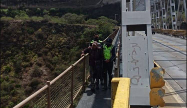 Gracias a una carta de suicidio una agente de tránsito logró salvar a un hombre en el puente del río Chiche, en Quito
