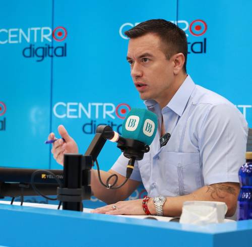 Fotografía del mandatario ecuatoriano Daniel Noboa durante una entrevista en Radio Centro.