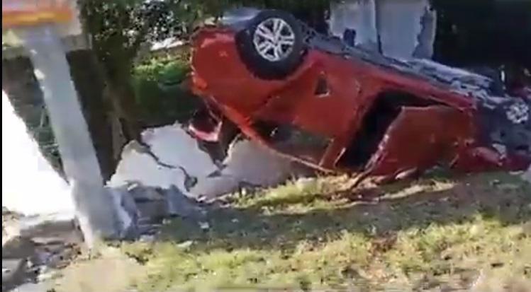 $!Fotografía del auto implicado en el accidente fatal. Tras el volcamiento quedó volteado al lado de una pared destruida.