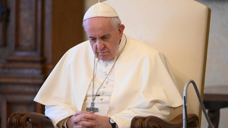 Papa Francisco lamenta que el consumismo &quot;ha secuestrado la Navidad&quot;