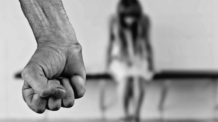 Una pareja torturó y violó a su hija durante 15 años en Australia