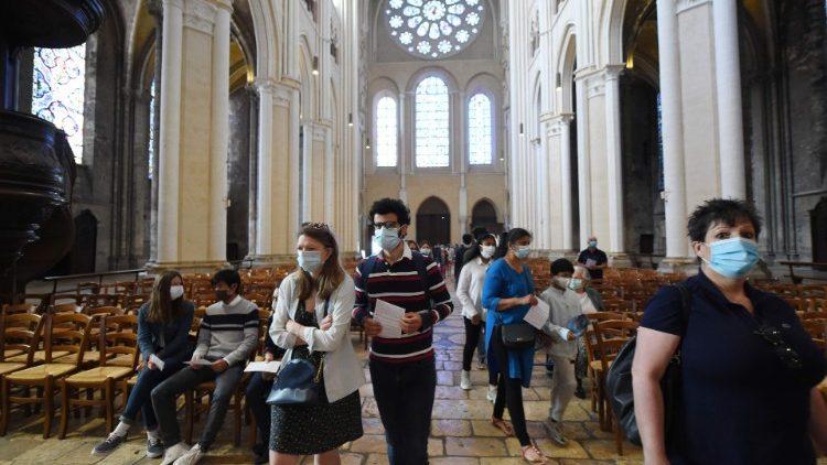 Católicos franceses rechazan prohibición de celebración de misas por covid