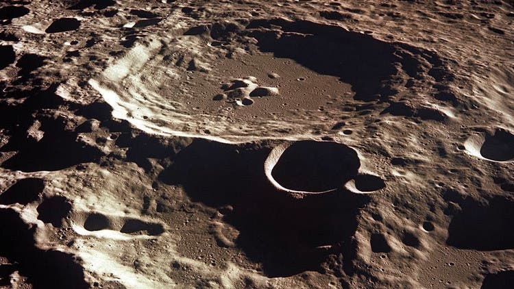 Un enorme &#039;ovni&#039; flota sobre la superficie lunar