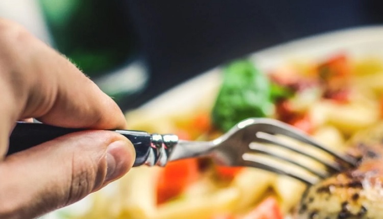 ¿Cuáles son los riesgos de las dietas bajas en carbohidratos?