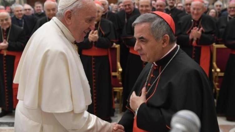 Tensión en el Vaticano: ¿Quién es Angelo Becciu, el cardenal que el Papa destituyó y que participaría en el cónclave?