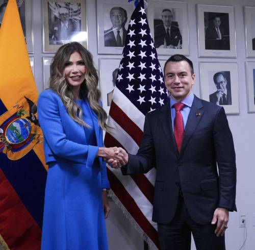 La funcionaria estadounidense, Kristi Noem, junto al presidente Daniel Noboa.