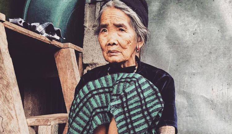 Una centenaria tatuadora indígena filipina se convirtió en la portada de Vogue más longeva