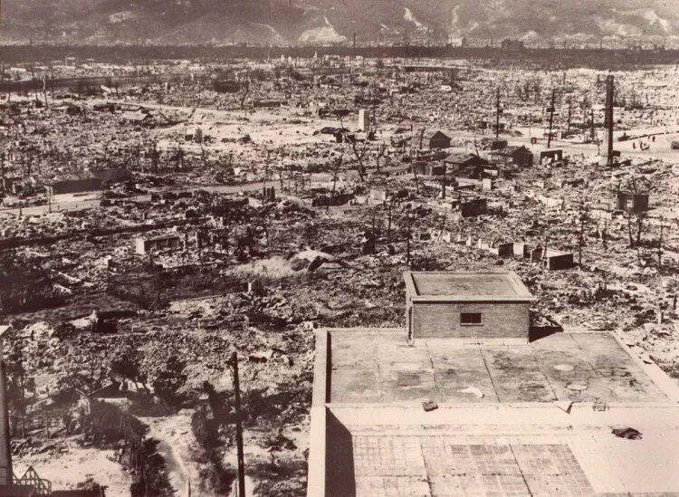 $!Nagasaki después del impacto de la bomba atómica.