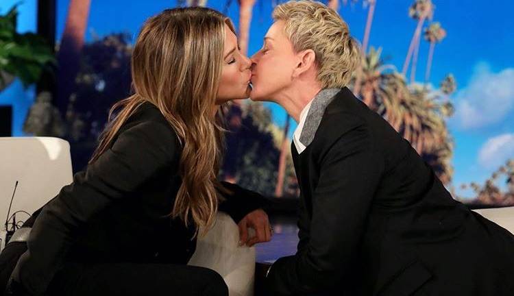 Jennifer Aniston y Ellen DeGeneres se besan en televisión