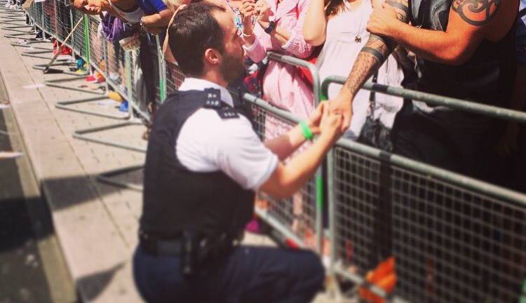Un policía pide matrimonio a su novio durante el Orgullo Gay de Londres