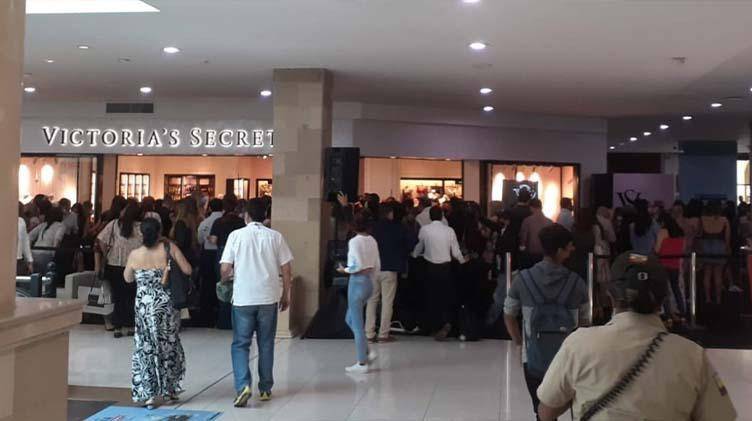 Aglomeración tras la apertura del primer local Victoria's Secret en Ecuador
