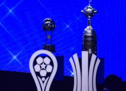 Esta imagen muestra el trofeo de la Copa Libertadores y el trofeo de la Copa Sudamericana antes del sorteo de la fase de grupos de ambas competiciones en Luque, Paraguay, el 19 de marzo de 2026.