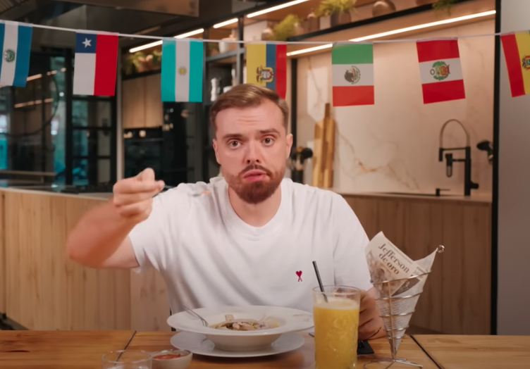 $!Ibai calificó el encebollado como “espectacular” y destacó su sabor intenso.