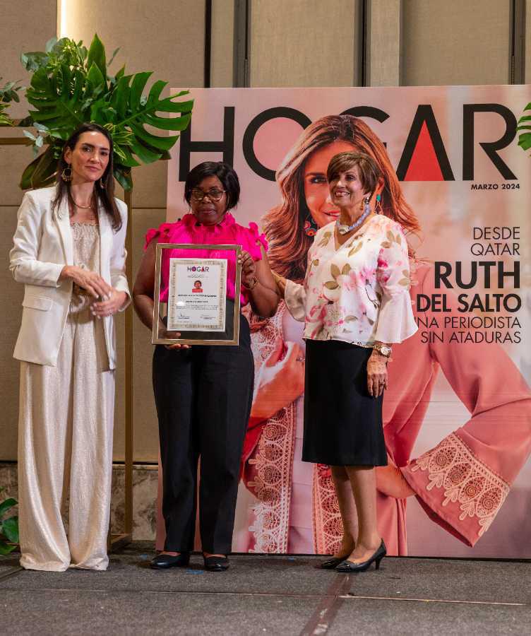 $!Revista Hogar reconoció a Estela Caicedo como 'Mujer del Año' por su destacada labor como gestora comunitaria que apoya a su comunidad desde la cocina, preparando alimentos para niños y adultos mayores en estado de vulnerabilidad.