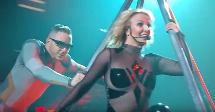 Britney Spears sufre un percance de vestuario durante show