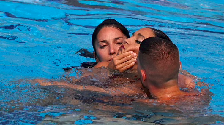 FOTOS: El dramático rescate de una deportista por su entrenadora en pleno Mundial de Natación