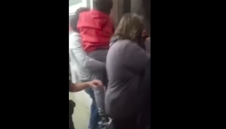 VIDEO: El desgarrador llanto de un niño obligado a volver con su padre acusado de abuso sexual