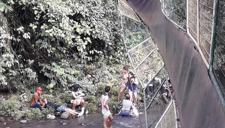 Colapsó puente turístico en Puyo con ocho personas