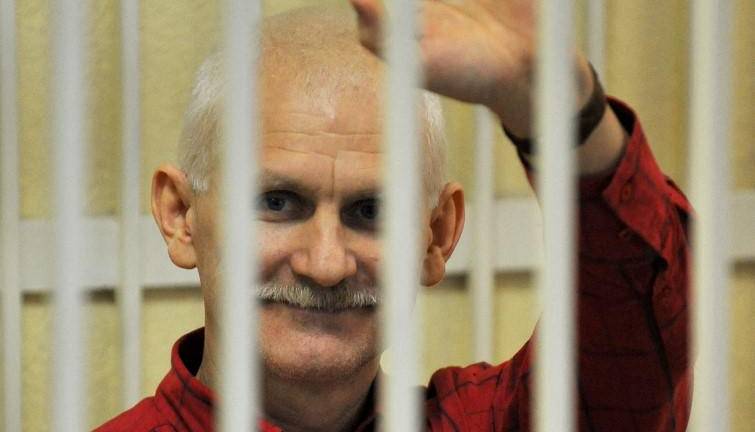 Nobel de la Paz para activista bielorruso encarcelado y organizaciones de DDHH de Rusia y Ucrania