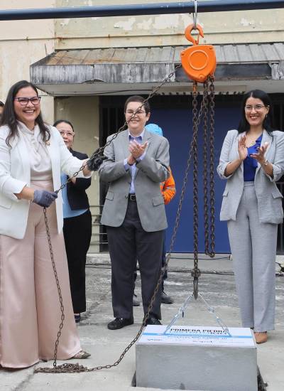 Cecilia Paredes, rectora de la ESPOL, colocó la primera piedra de lo que será Distrito 100 en el campus Las Peñas.