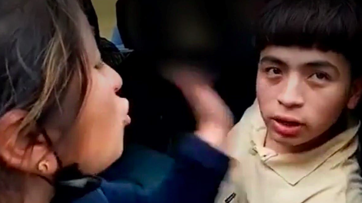Madre abofetea a su hijo tras ser detenido por robo: Cállate y aprende a respetar