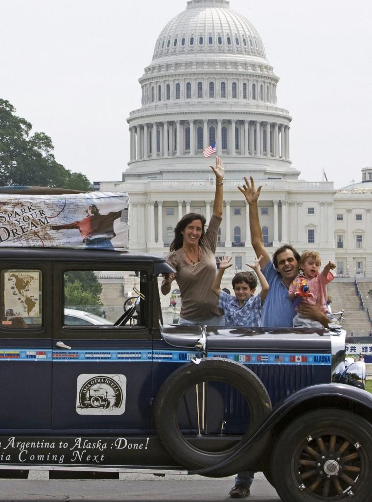 $!La familia Zapp cerca del Capitolio de los Estados Unidos en Washington DC.