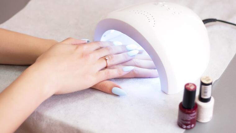 $!Alertan sobre los peligros de las lámparas de secado de uñas: Pueden causar mutaciones cancerígenas