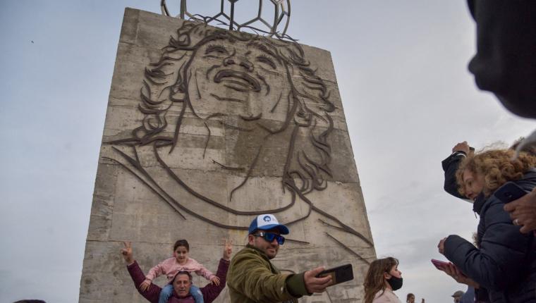 Develan monumento a Maradona en Argentina