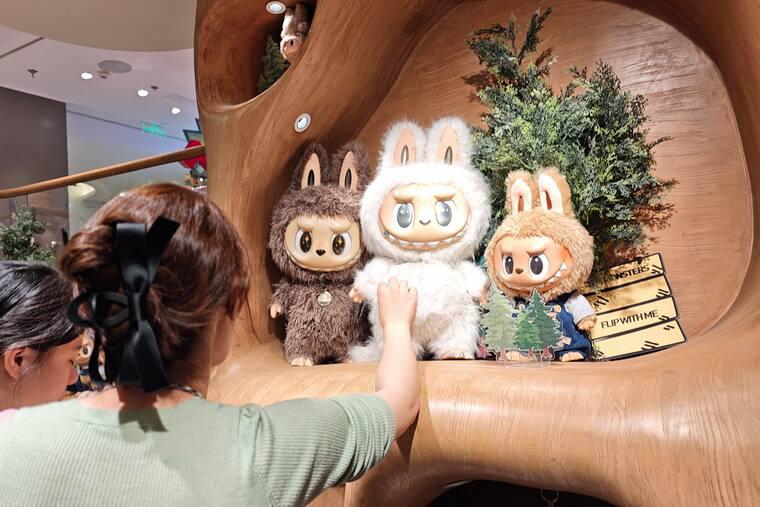$!Visitantes interactúan con figuras gigantes de Labubu en una tienda Pop Mart. (Foto: VCG/VCG vía Getty Images.)