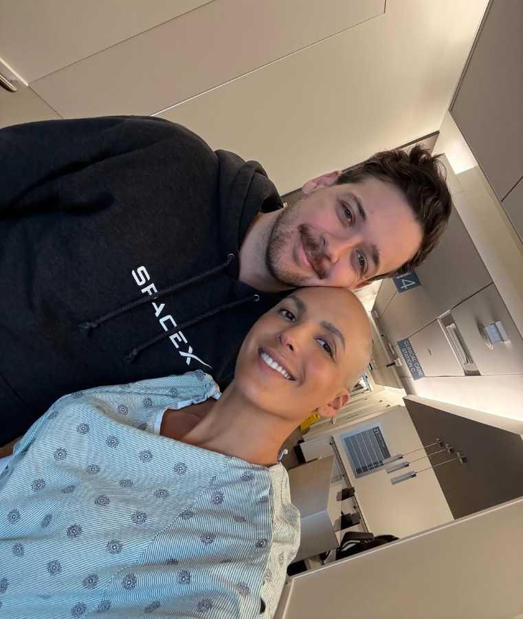 $!Su pareja, Graham, y su perro, Óscar, se han convertido en su principal apoyo.