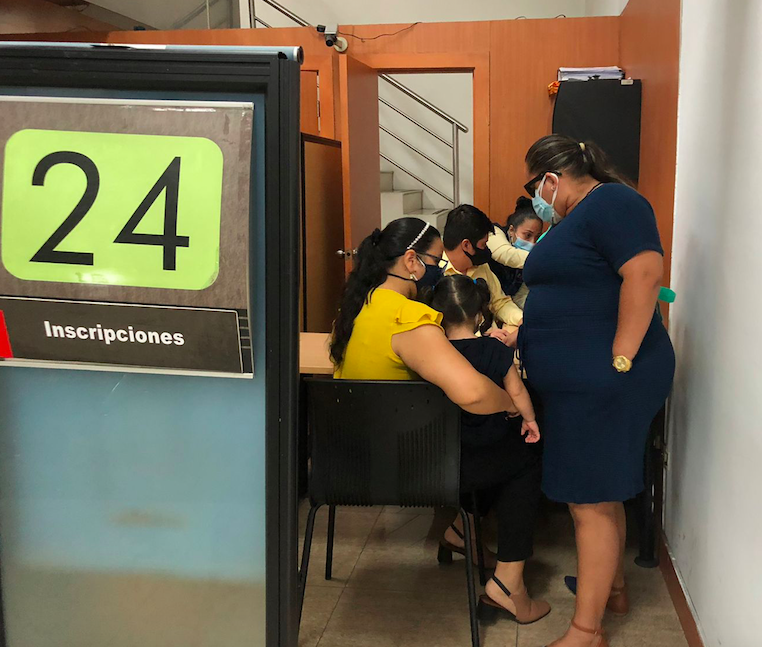 $!Inscriben a Raphaella con los apellidos de sus madres en Guayaquil, tras dos años de batallas legales