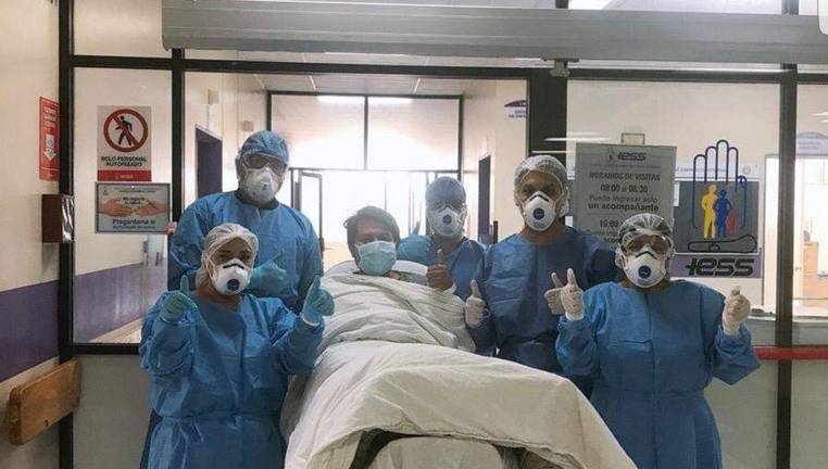 Paciente supera COVID-19 y es dado de alta en Cuenca