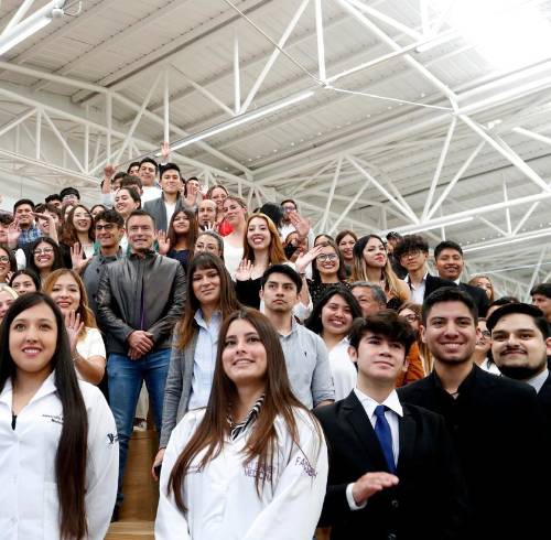 El presidente Daniel Noboa junto a jóvenes en un acto público.