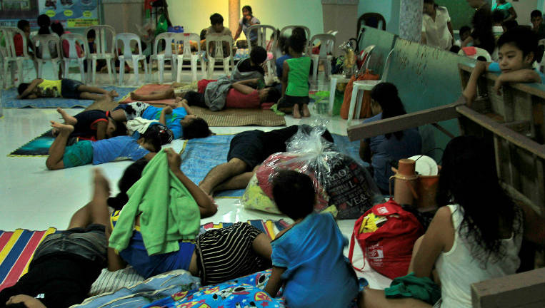 Decenas de miles de filipinos huyen del tifón de Navidad