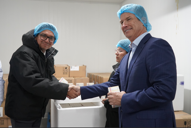 $!El viceministro de Atención Integral en Salud, Stalin Andino, estrecha la mano del gerente de la Junta de Beneficiencia, Roberto Dunn.