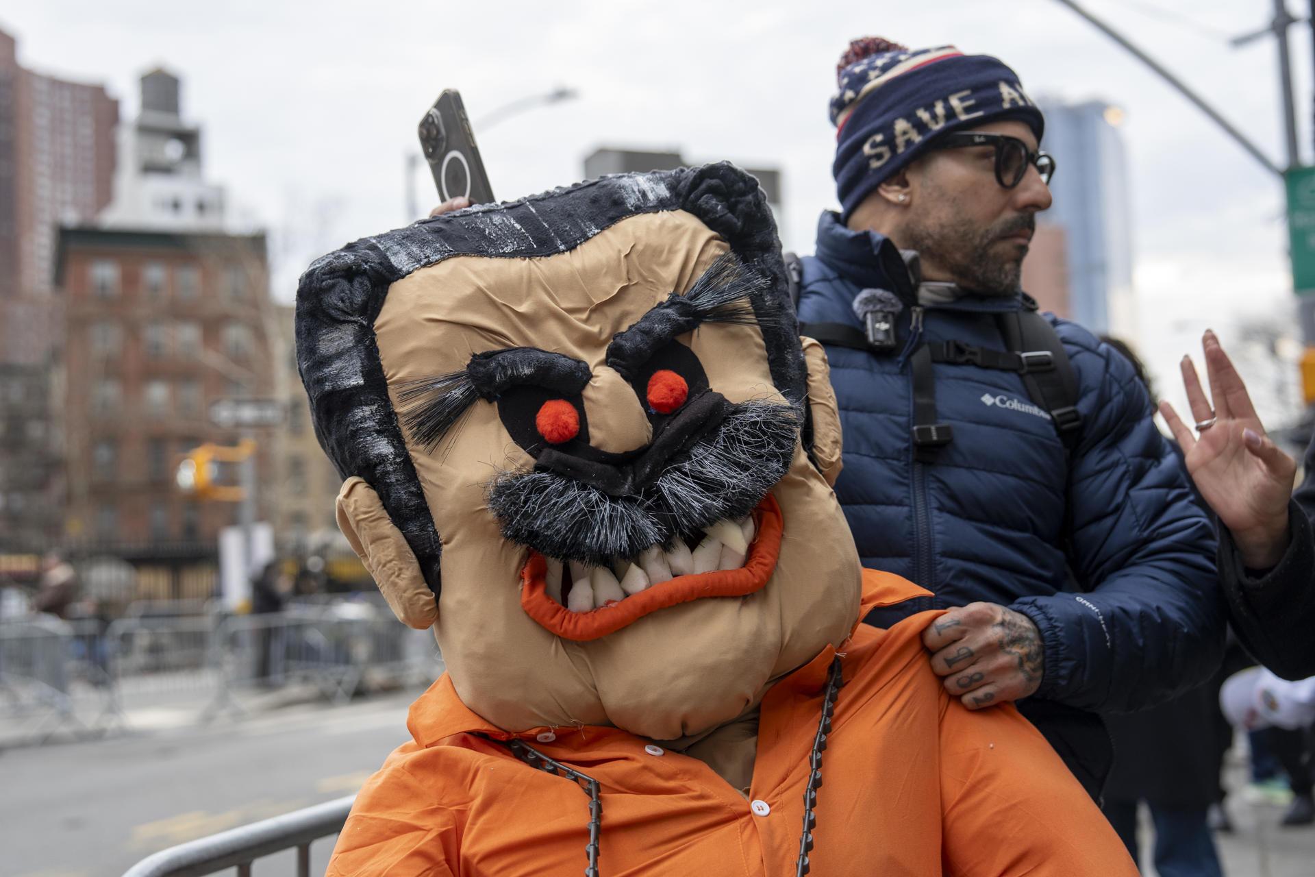 Tensión: manifestantes se pelean por Maduro
