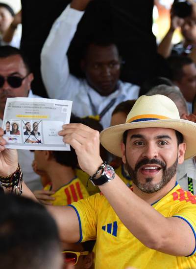 Candidato a la presidencia de Colombia, Abelardo de la Espriella, ejerciendo su derecho al voto.
