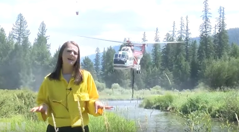 Periodista subestimó la potencia de un helicóptero que venía detrás y esto le pasó