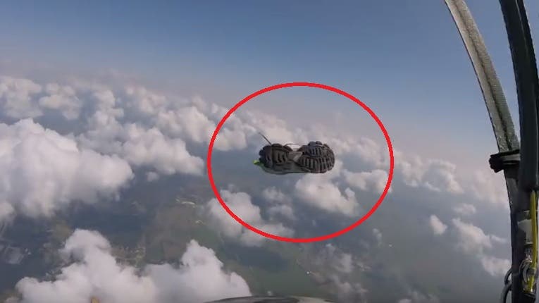 Paracaidista pierde su zapato en pleno vuelo, pero luego lo recupera