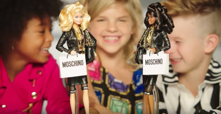 La publicidad de Barbie que incluye a un niño