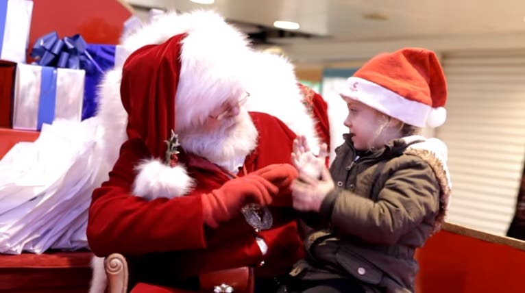 Papá Noel enternece a la web hablando en lengua de señas