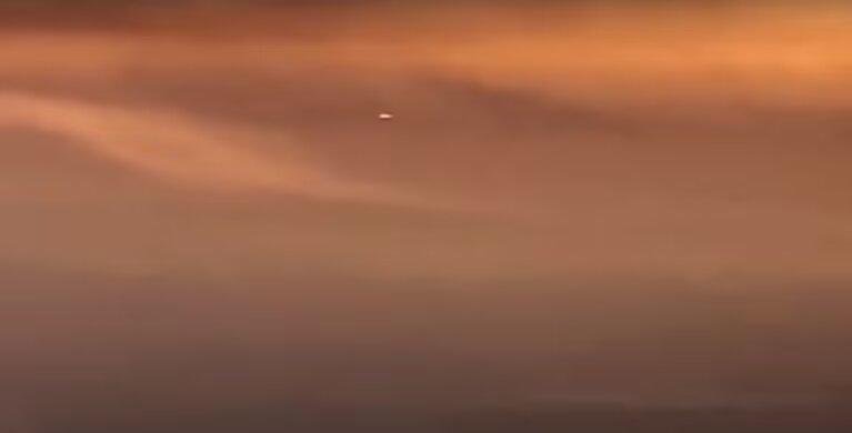 Un OVNI fue captado por un pasajero en un vuelo que atravesaba el cielo de California, en Estados Unidos