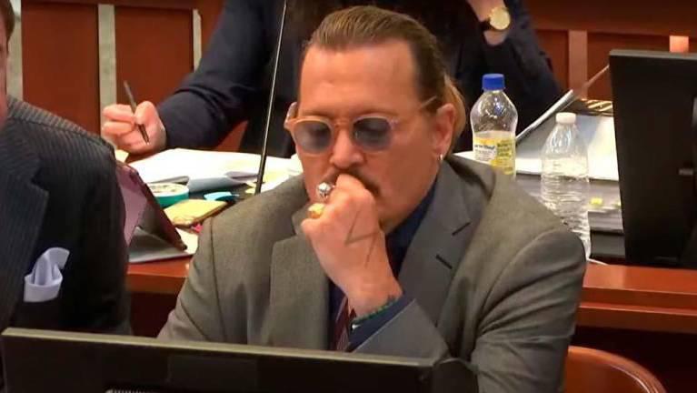 $!Johnny Depp observando varias de las pruebas presentadas durante su juicio contra Amber Heard (Foto: Captura de pantalla.)