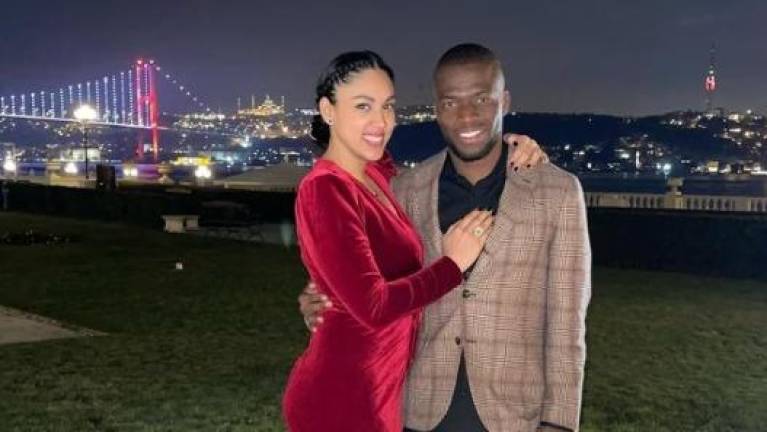 Enner Valencia, con su esposa Sharon Escobar, posando durante una celebración.