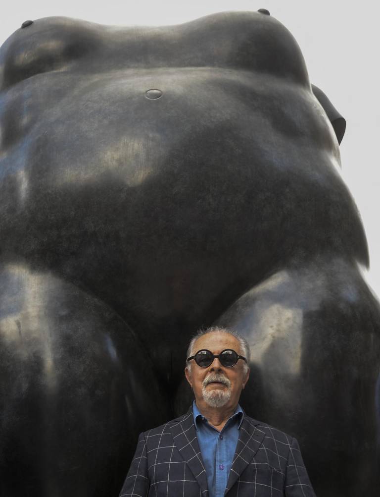 $!El artista Fernando Botero frente a su escultura llamada La Gorda, durante su visita a Medellín, Colombia.