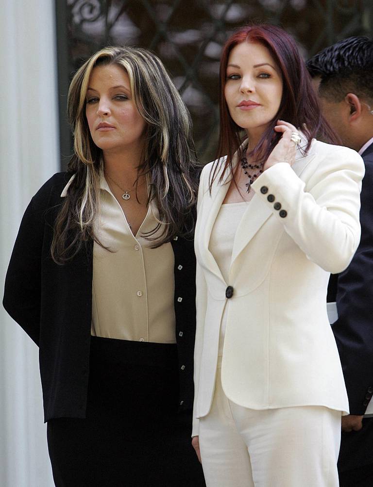 $!Priscilla Presley junto a su hija Lisa Marie Presley frente al ingreso de la Mansión Graceland, la cual perteneció a Elvis Preley, para un tour privado para el preseidente estadounidense George W. Bush y el primer ministro Junichiro Koizumi de Japón.