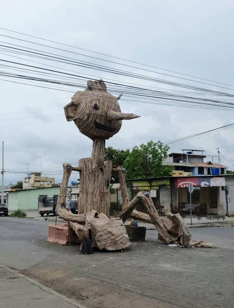 $!Pinocho de Guillermo del Toro fue recreado en un monigote hecho con materiales reciclados en Machala