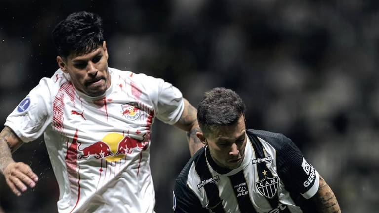Bernard disputando el partido de octavos de final de Copa Sudamericana.