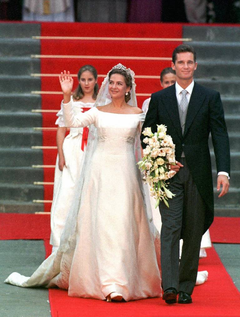 $!Foto realizada el 4 de octubre de 1997, de la Infanta Cristina e Inaki Urdangarin saliendo de la Catedral de Barcelona luego de su boda .